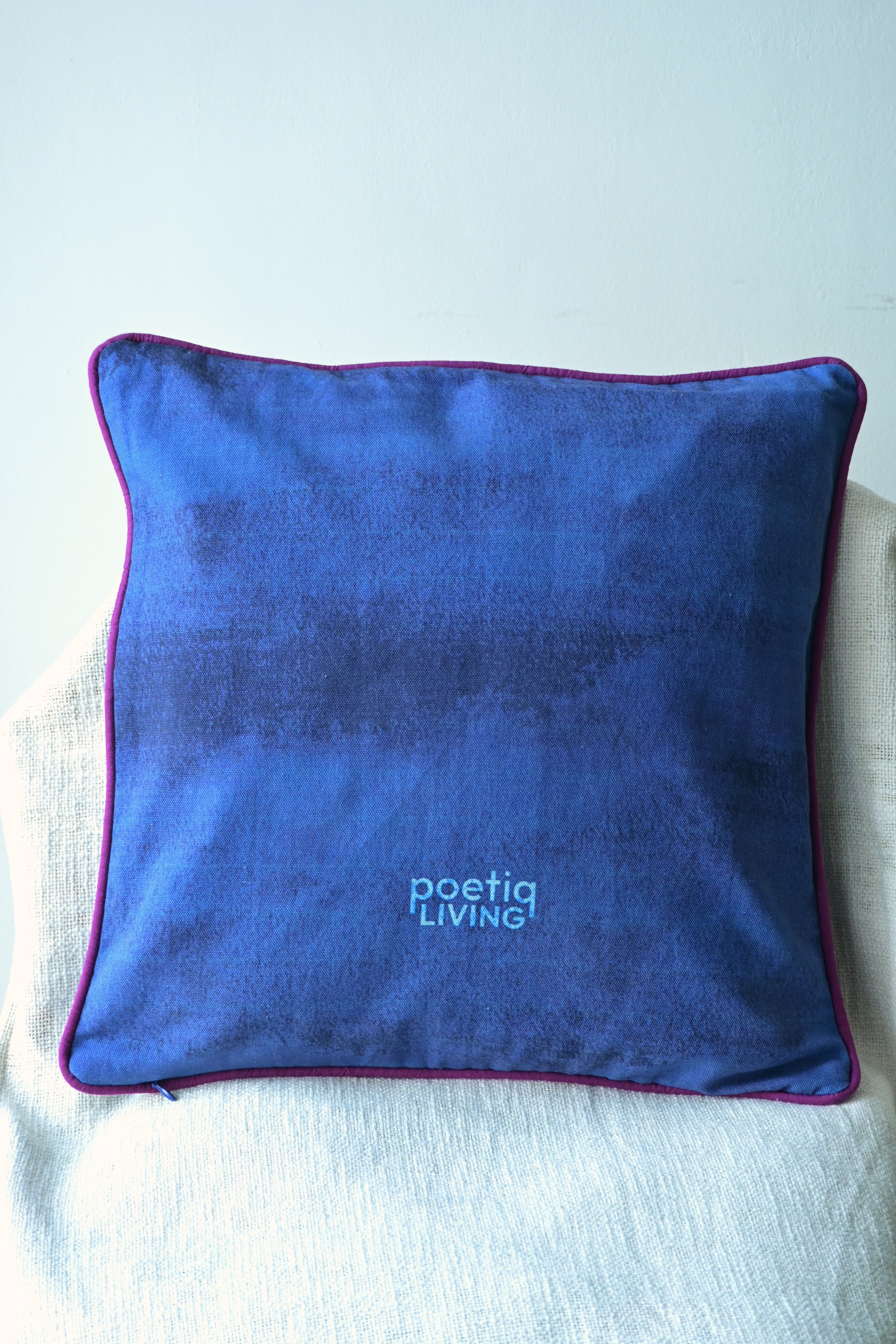 White tiger moves slowly in a lotus pond 🌼